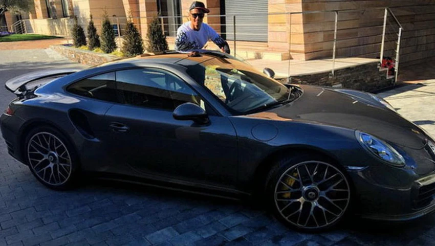 Choáng váng với dàn siêu xe của Cristiano Ronaldo ảnh 18 Choáng váng với dàn siêu xe của Cristiano Ronaldo ảnh 18